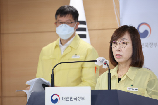 백경란 중앙재난안전대책본부 본부장(질병관리청장)이 지난달 31일 정부서울청사 브리핑실에서 코로나19 대응 현황 등을 브리핑하고 있다. <연합뉴스>